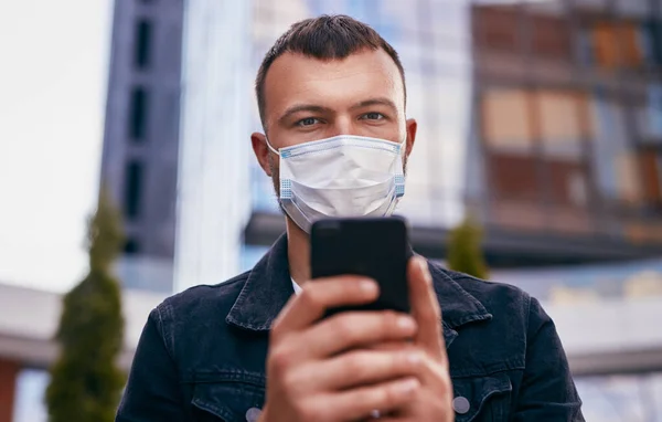 Man menggunakan smartphone selama pandemi di jalan — Stok Foto