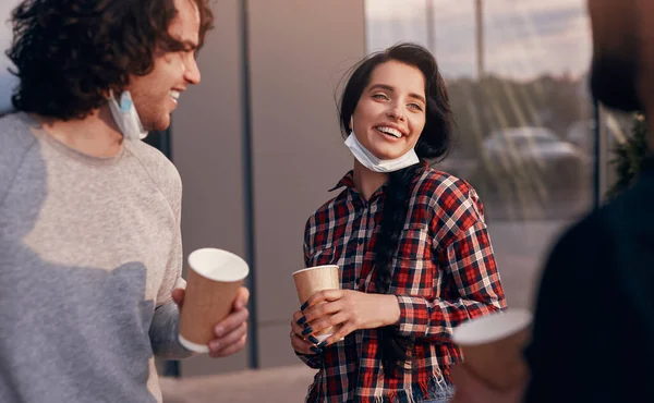 Donna felice che parla con i colleghi durante la pausa caffè — Foto Stock