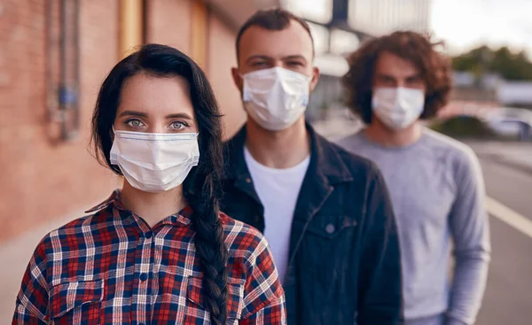 세계적 유행병중에 의료용 마스크를 쓴 친구들 스톡 이미지