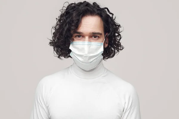Homem com cabelo encaracolado usando máscara — Fotografia de Stock