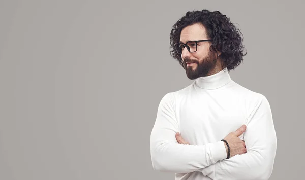 Zelfverzekerde man kijkt naar lege ruimte — Stockfoto