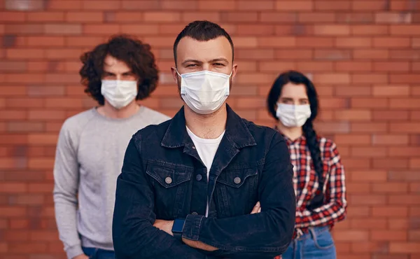 Orvosi maszkot viselő komoly fiatalok — Stock Fotó