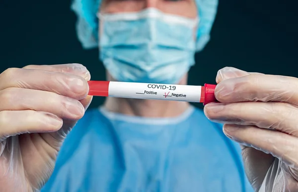 Unrecognizable medical practitioner demonstrating coronavirus test — Stock Photo, Image