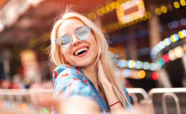 Femme élégante s'amuser dans le parc d'attractions — Photo