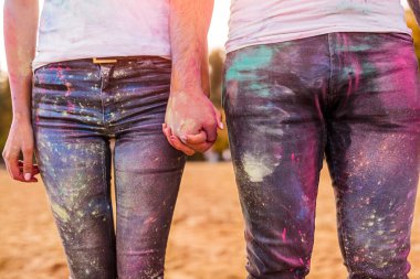 Boya partisinde el ele tutuşan çiftler.