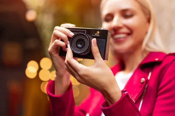 Mujer alegre tomando fotos con cámara retro —  Fotos de Stock