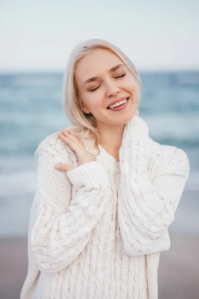 Zarte junge Frau genießt Frische am Strand — Stockfoto