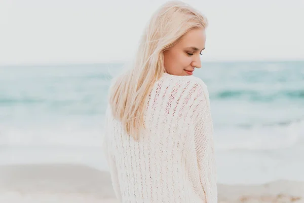 Sensual jovem mulher em roupas brancas descansando na praia — Fotografia de Stock