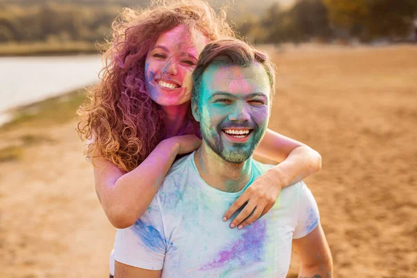 Älskade par under färgfest på landsbygden — Stockfoto