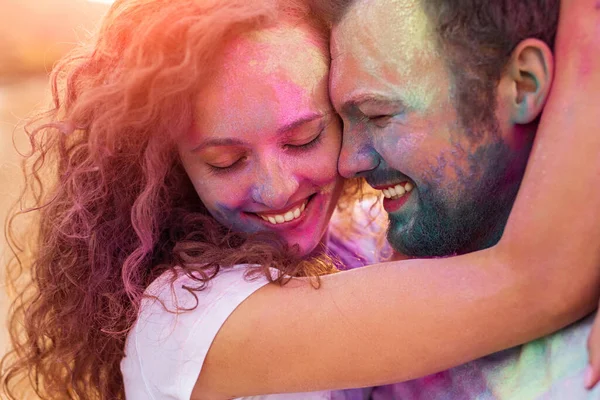 Feliz pareja abrazándose durante la fiesta de pintura — Foto de Stock