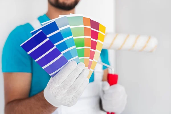 Professional decorator demonstrating colorful palette — Stock Photo, Image