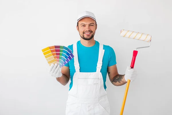 Pintor alegre con rodillo de pintura y paleta — Foto de Stock