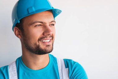 Olumlu erkek müteahhit başka tarafa bakıyor.