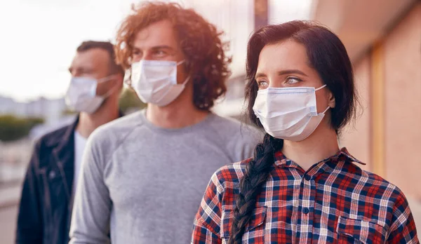 Orvosi maszkot viselő fiatalok a jövőbe tekintenek — Stock Fotó