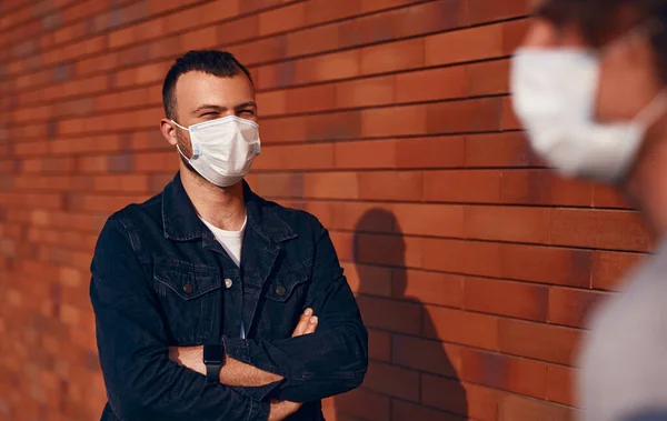 Man met masker spreekt met vriend — Stockfoto