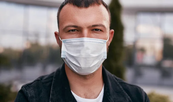 Guy en masque médical dans la rue — Photo