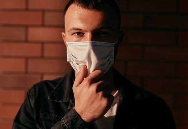 Orang yang menyesuaikan masker medis di wajah — Stok Foto