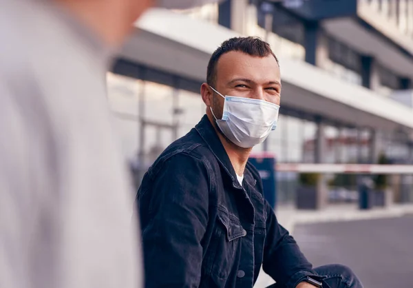 Uomo in maschera medica che comunica con un amico in strada — Foto Stock