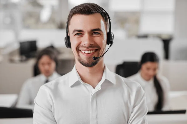 Agent de soutien heureux au bureau — Photo