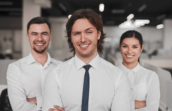 Erfolgreicher Teamchef lächelt vor die Kamera — Stockfoto