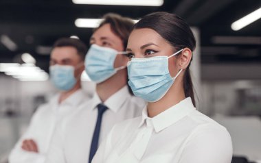 Tıbbi maskeli takım lideri.