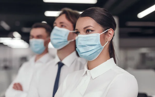 Chef d'équipe en masque médical — Photo