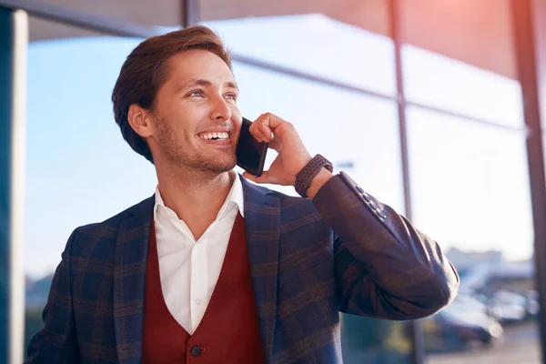Glad manlig manager svara på telefonsamtal på gatan — Stockfoto