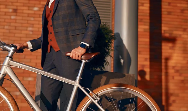 Cultivo hombre de negocios con bicicleta en la calle — Foto de Stock