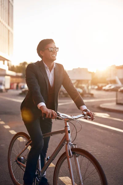 Щасливий бізнесмен їде на велосипеді в місті — стокове фото