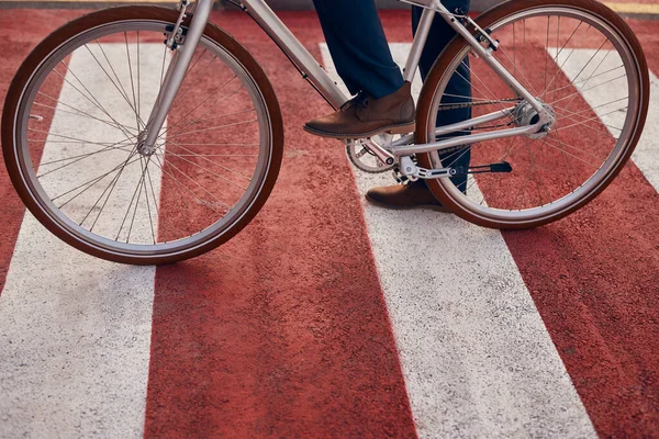 Homme avec vélo traversant la route en ville — Photo