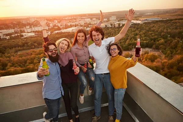 Jovens amigos se divertindo no telhado — Fotografia de Stock