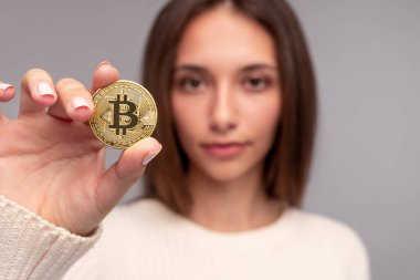 Kameraya bitcoin gösteren kadın