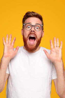 Heyecanlı adam hayret içinde bağırıyor.