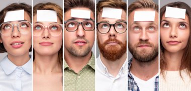 Alnında kağıt çubuklar olan gençler merak ediyor.