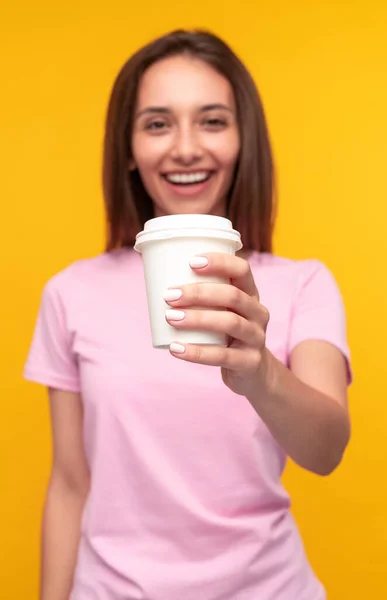 Mujer feliz con taza de café para llevar —  Fotos de Stock