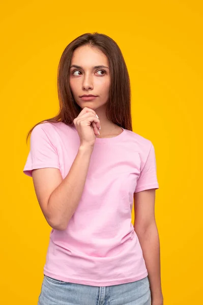 Mujer joven pensativa en traje casual — Foto de Stock