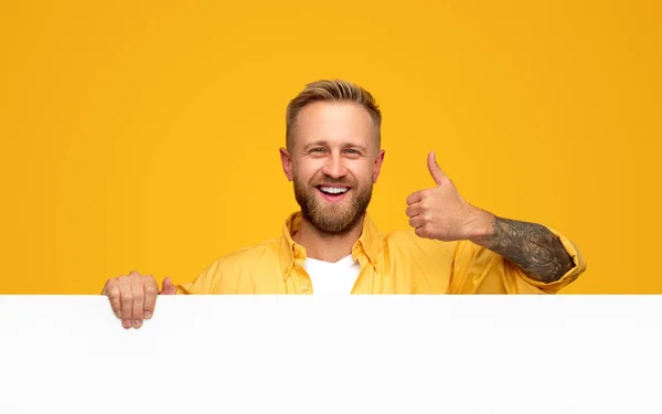 Hombre barbudo positivo con banner en blanco —  Fotos de Stock