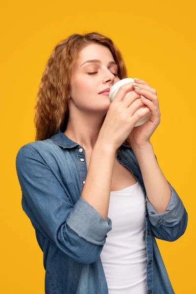 Mujer joven disfrutando del café para llevar —  Fotos de Stock