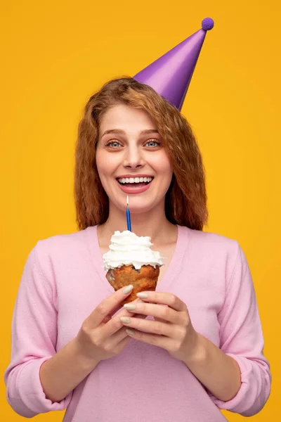 Счастливая молодая женщина празднует день рождения — стоковое фото