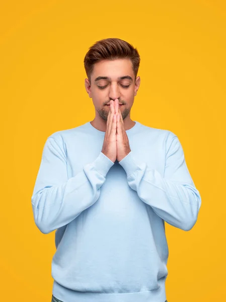 Ung man som ber till Gud — Stockfoto