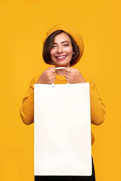 Compradora femenina feliz con bolsa de papel —  Fotos de Stock