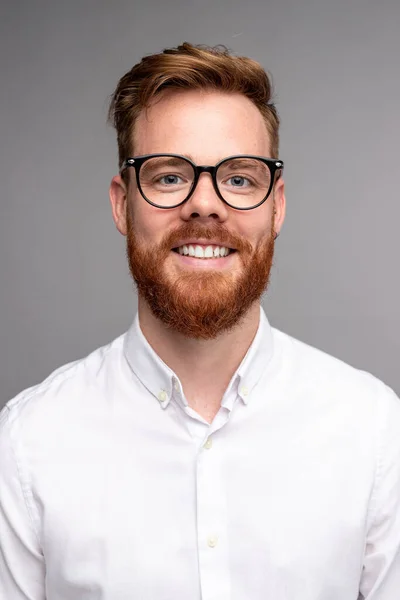 Baard man glimlachen voor camera — Stockfoto