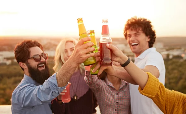 Amici felici che propongono brindisi durante la festa — Foto Stock
