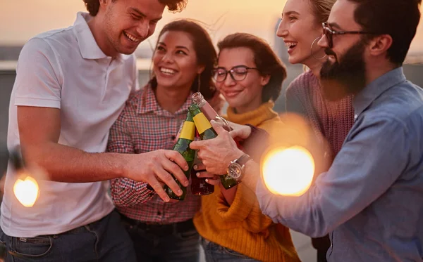 Amici felici bere birra durante la festa — Foto Stock
