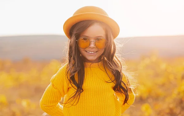 Menina da moda alegre no campo brilhante — Fotografia de Stock