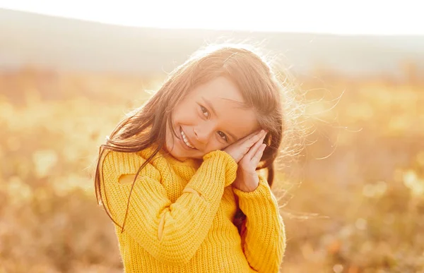 Roztomilé dívka na slunný den v přírodě — Stock fotografie