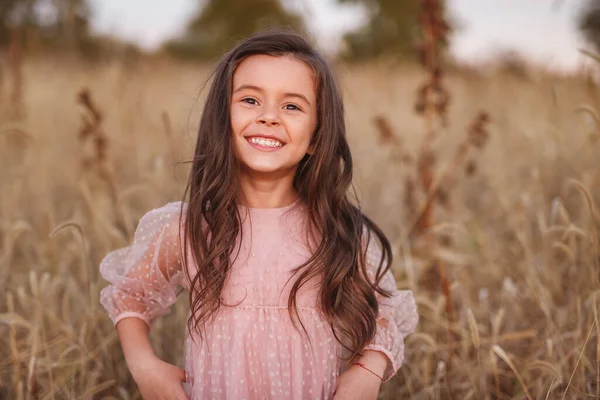 Szczęśliwa dziewczynka na suchym polu — Zdjęcie stockowe