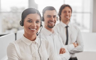 Yardım hattında neşeli bir kadın.