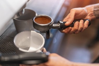 Portafiller 'lı barmen kahve yapıyor.