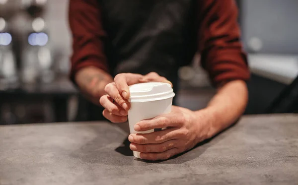 Μπάρμαν εξυπηρετούν takeaway καφέ στην καφετέρια — Φωτογραφία Αρχείου